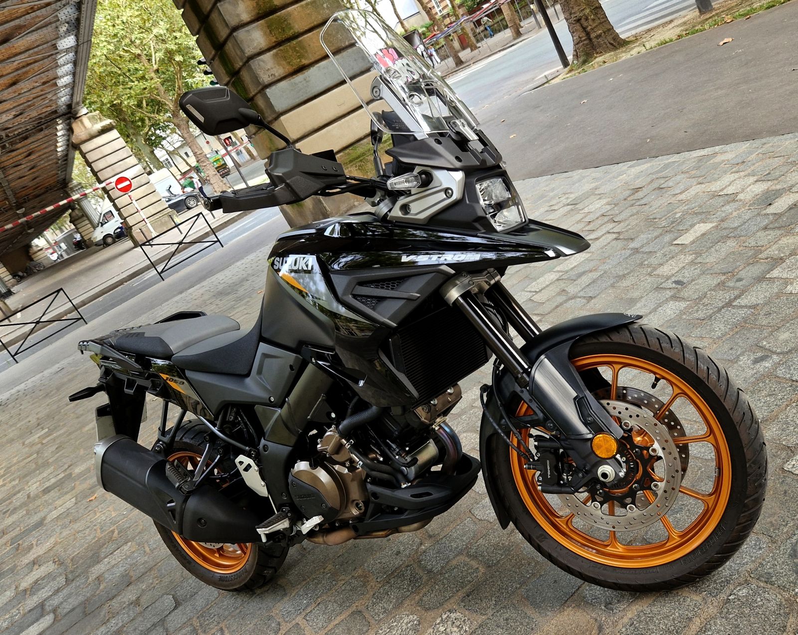 Suzuki - DL 1050 V-STROM SE - image d'illustration 